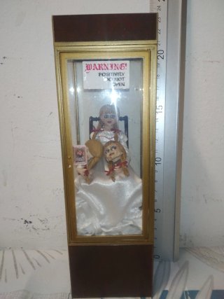 Figura Neca Annabelle en Vitrina