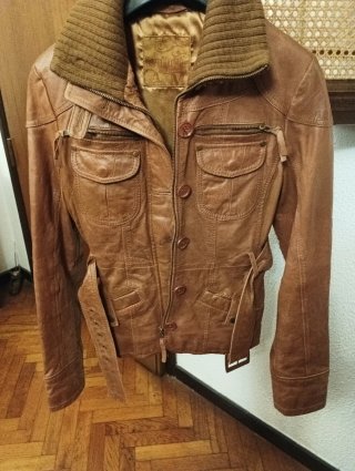 Cazadora mujer de Piel Caprina Stradivarius