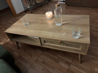 Mesa de centro de madera y ratán