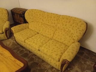 Sofá de tres plazas amarillo NEGOCIABLE