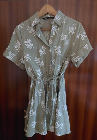 Vestido Zara verde caqui con estampado de hojas
