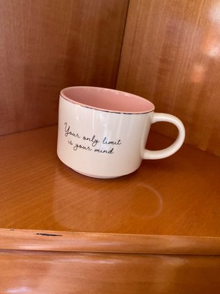 Taza de cerámica rosa y blanca