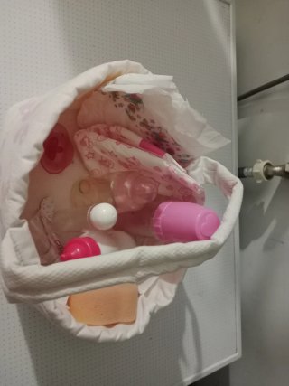 Juguete: Cesta de tela con accesorios para muñeca