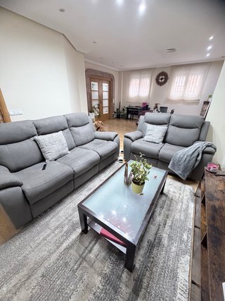 Conjunto de Sofás Gris y Mesa de Centro