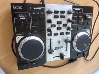 Controladora DJ Hercules DJControl Instinct