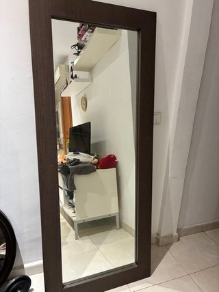 Espejo de pie con marco de madera