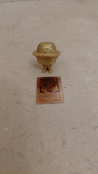 Figura Luffy Dorado Kinder Joy