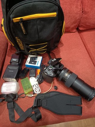 Cámara Nikon con Objetivo, Flash y Accesorios