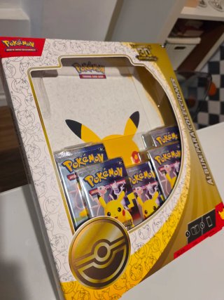 Álbum 30 Aniversario Pokémon sellado + 5 sobres