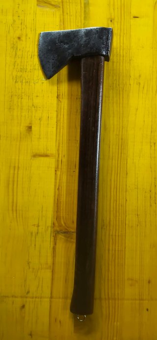 Hacha con mango de madera