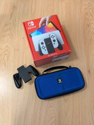Nintendo Switch OLED + Funda + Soporte Joy-Con
