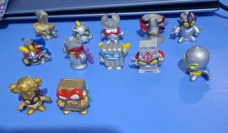 Lote 12 Superthings: 2 Dorados y 10 Plateados