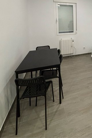 Mesa de Comedor con 4 Sillas Negras