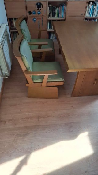 Mesa Japonesa con Sillas Giratorias y Banco
