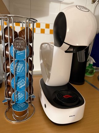Cafetera Krups Dolce Gusto y Soporte