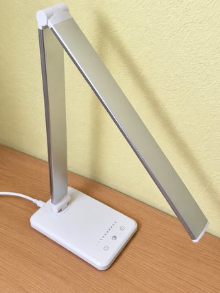 Lámpara de escritorio LED articulada
