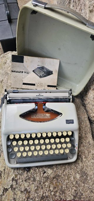 Máquina de escribir Adler Tippa