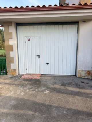Puerta de garaje blanca