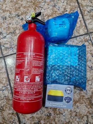 Kit de Emergencia: Extintor, Luz V16,  compreso.