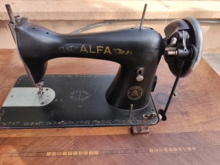 Máquina de coser Alfa antigua completa
