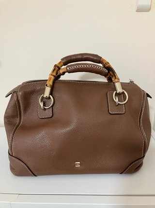 Bolso de mano marrón con asas de bambú