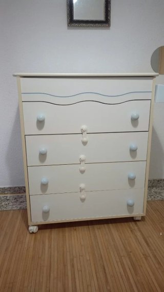Cómoda de madera blanca con 4 cajones