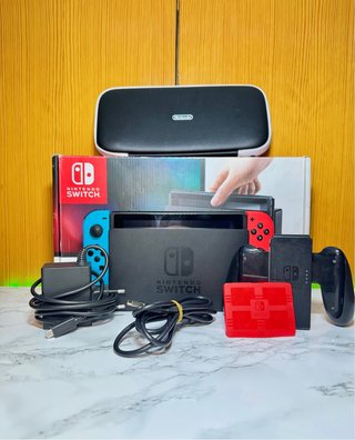 Nintendo Switch con accessori e custodia