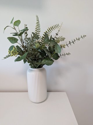 Jarrón de cerámica blanco con flores