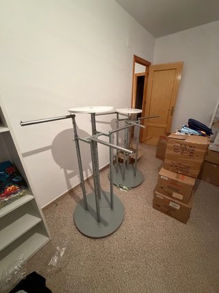 4 Percheros de Tienda Metálicos