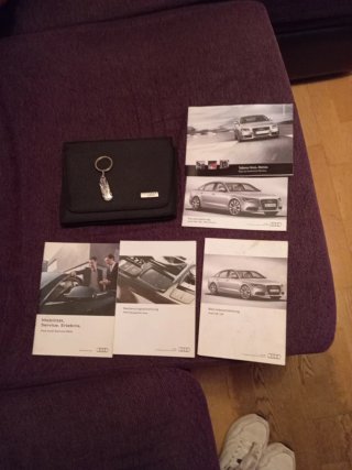 Manuales y Carpeta Audi A6. No está en español.