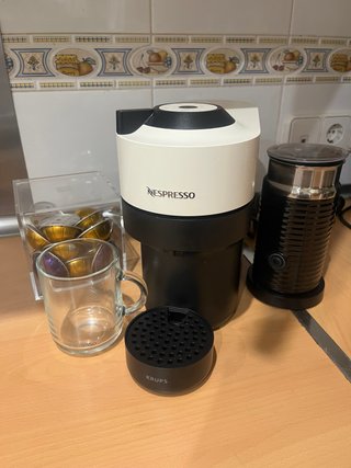 Pack Nespresso: Cafetera, Espumador y Accesorios