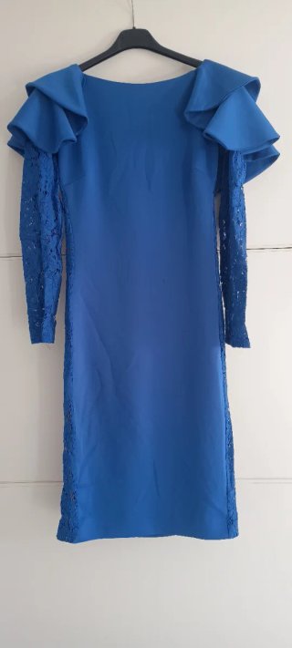 Vestido de fiesta azul con volantes