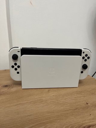 Nintendo Switch OLED y juego Minecraft