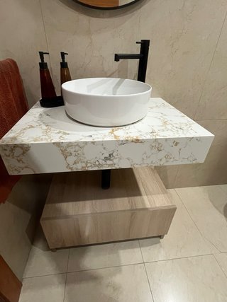 Mueble de baño con encimera de porcelánico