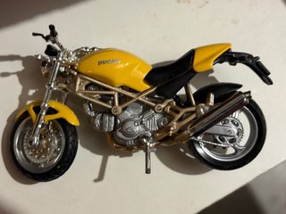 Moto Ducati Monster Escala 1:18 Amarilla Maisto