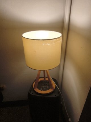 Lámpara de mesa con base de madera