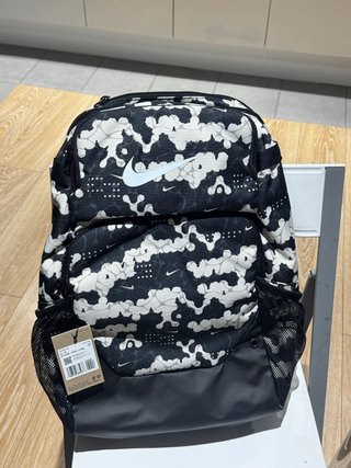 Mochila Nike Estampada Blanco y Negro