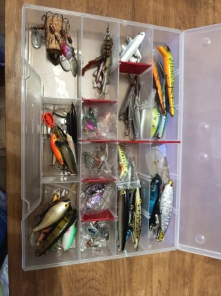 Maletín con señuelos de pesca