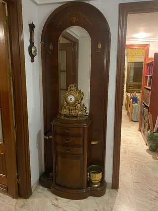 Mueble de entrada clásico con espejo