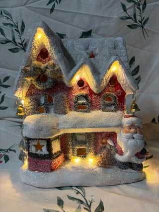 Casa navideña decorativa con luces LED