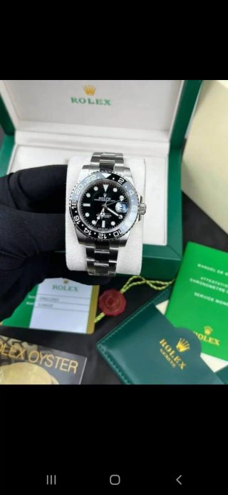 Reloj estilo deportivo plateado