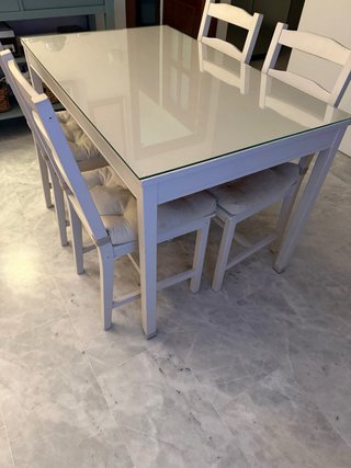 Mesa de comedor con 4 sillas