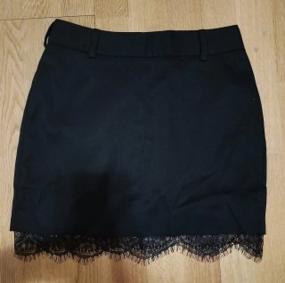 Falda corta negra con detalle de encaje