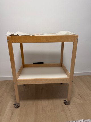 Cambiador de madera para bebé con ruedas