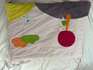 Cubre cuna con motivos infantiles