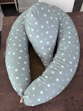 Cojín de lactancia con estampado de estrellas