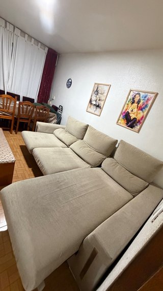 Sofá-cama beige con almacenaje