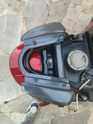 Asidero Yamaha Aerox carbono.