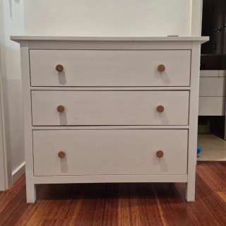 Cómoda de madera blanca con 3 cajones