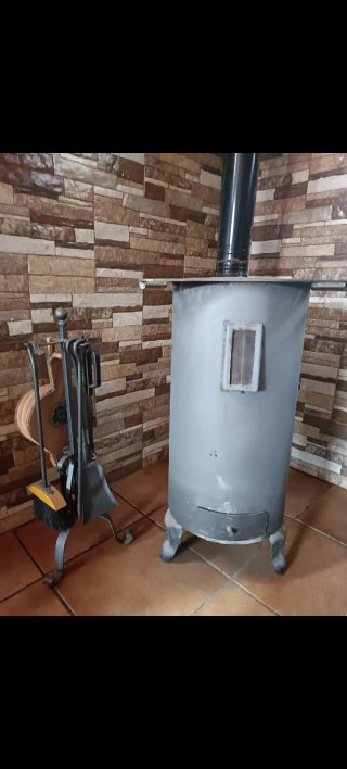 Estufa de leña metálica gris